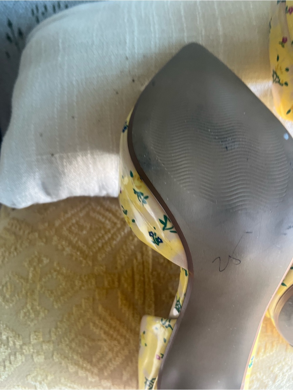 Betsey Johnson Layered Bow Vinyl Yellow Floral Stiletto 8.5M - Picture 10 of 10